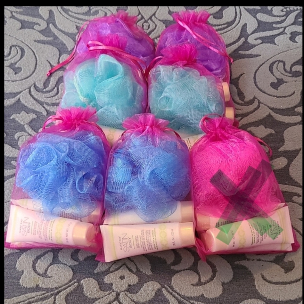 Brand New Mary Kay Satin Shea body scrub/wash/lotion mini sets with louffa $10ea